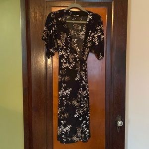 hM  size four floral wrap dress